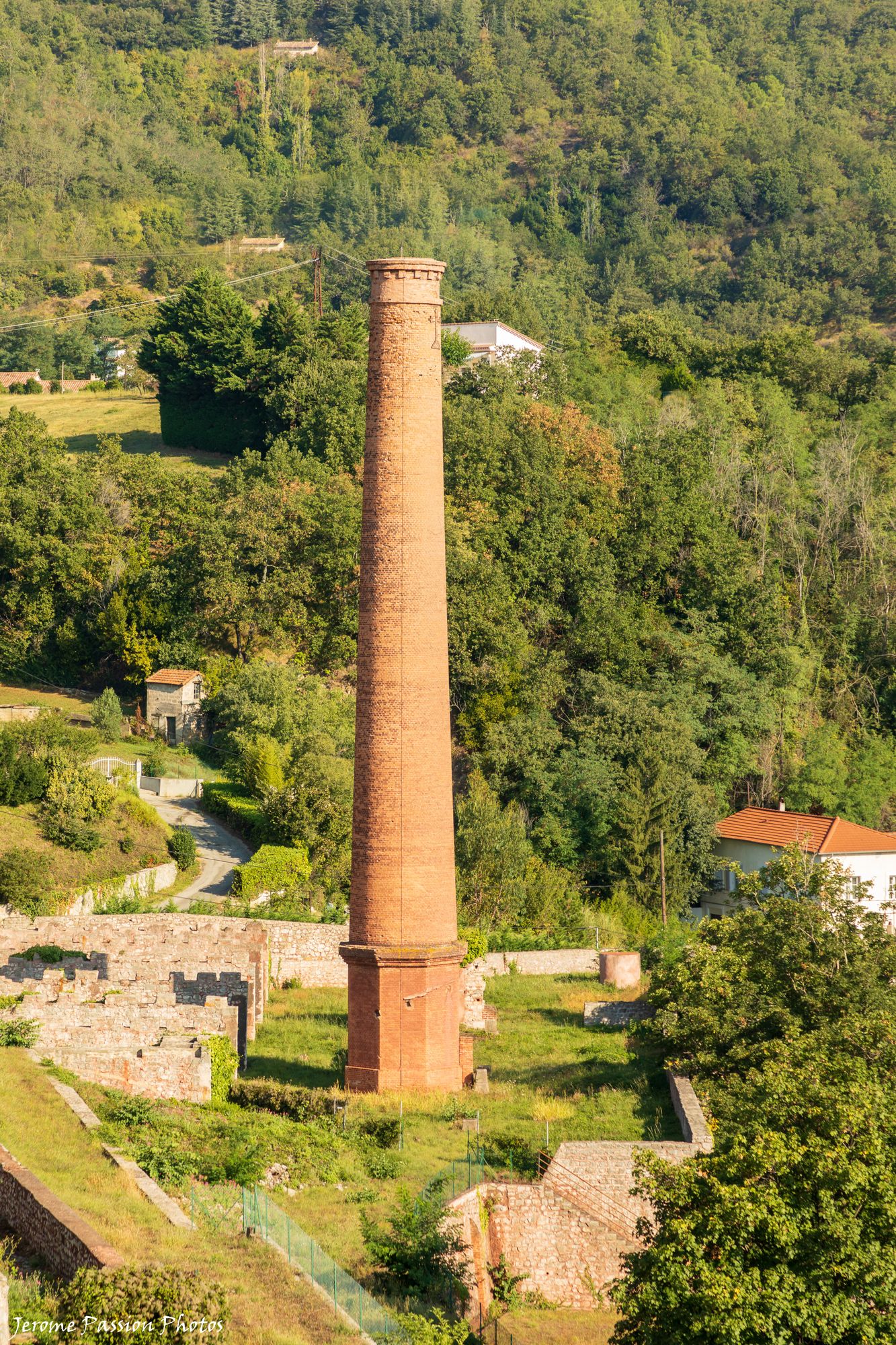 Une ancienne cheminée des fonderies de la Voulte sur Rhône