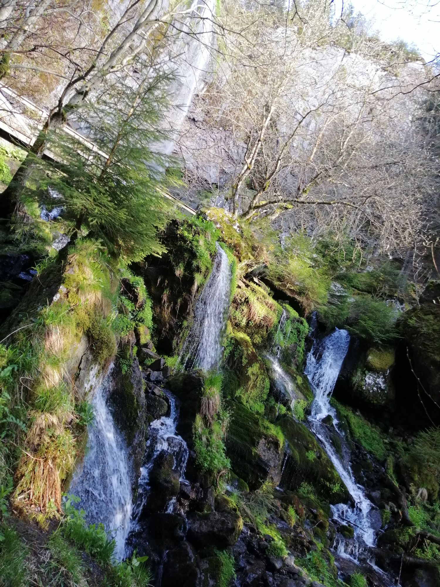 Succession de cascades au pied de la grande cascade au Mont Dore