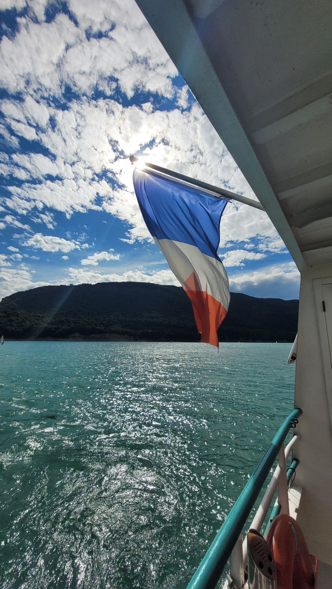 Bateau et drapeau français Lac Monteynard