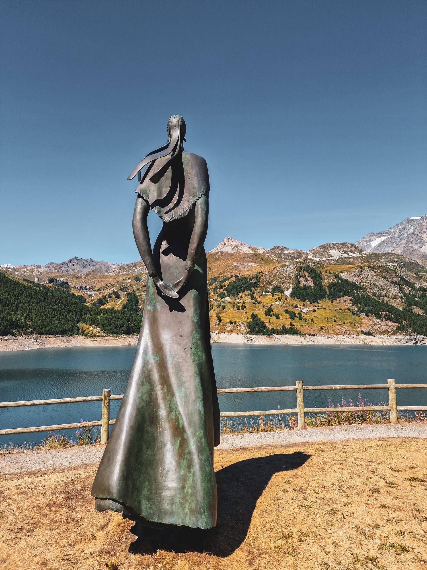 Statue mémoriale, barrage de Tignes, lac du Chevril, village englouti