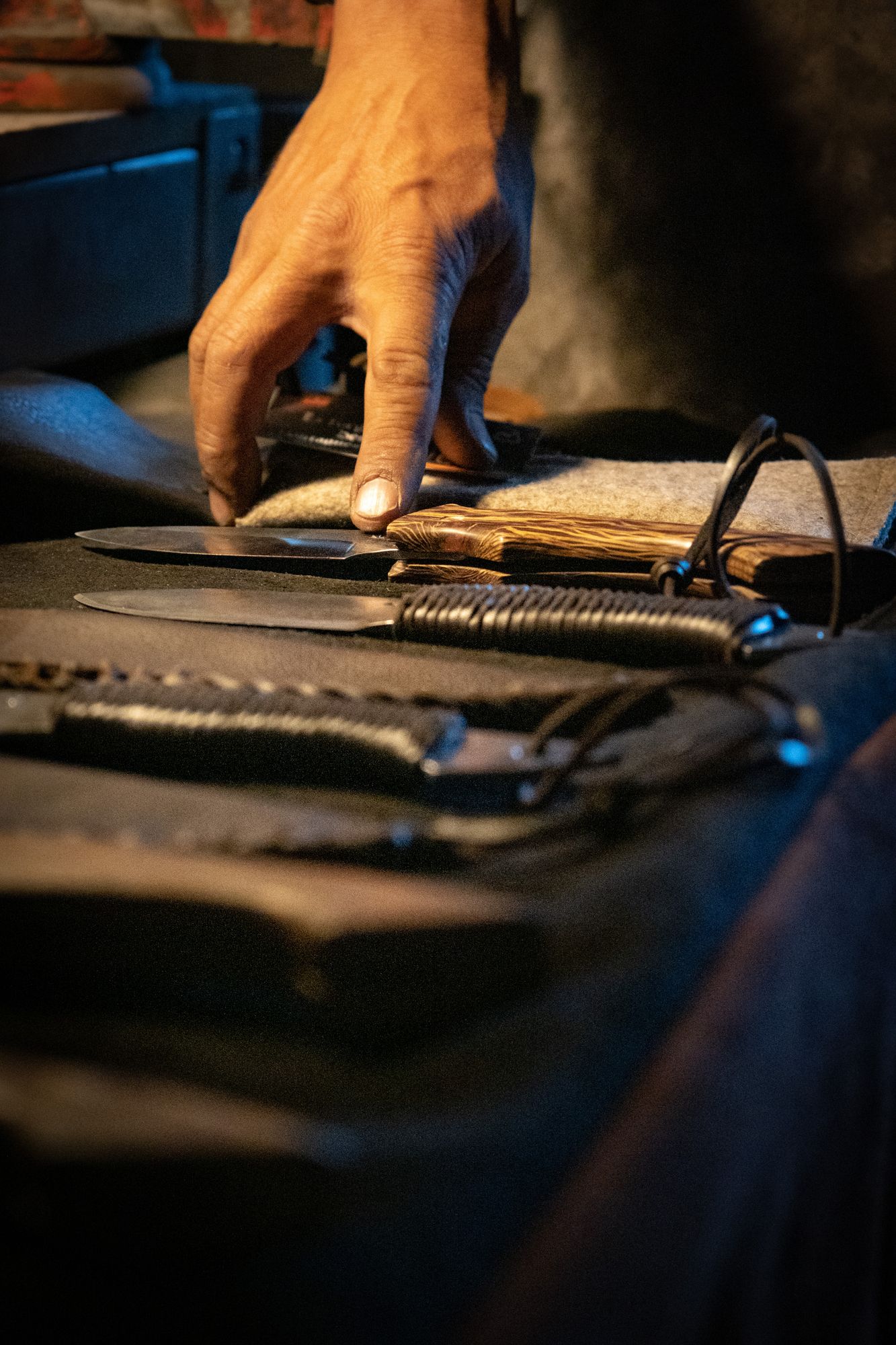 Forgeron et coutelier, couteaux fait main en bois, Savoie