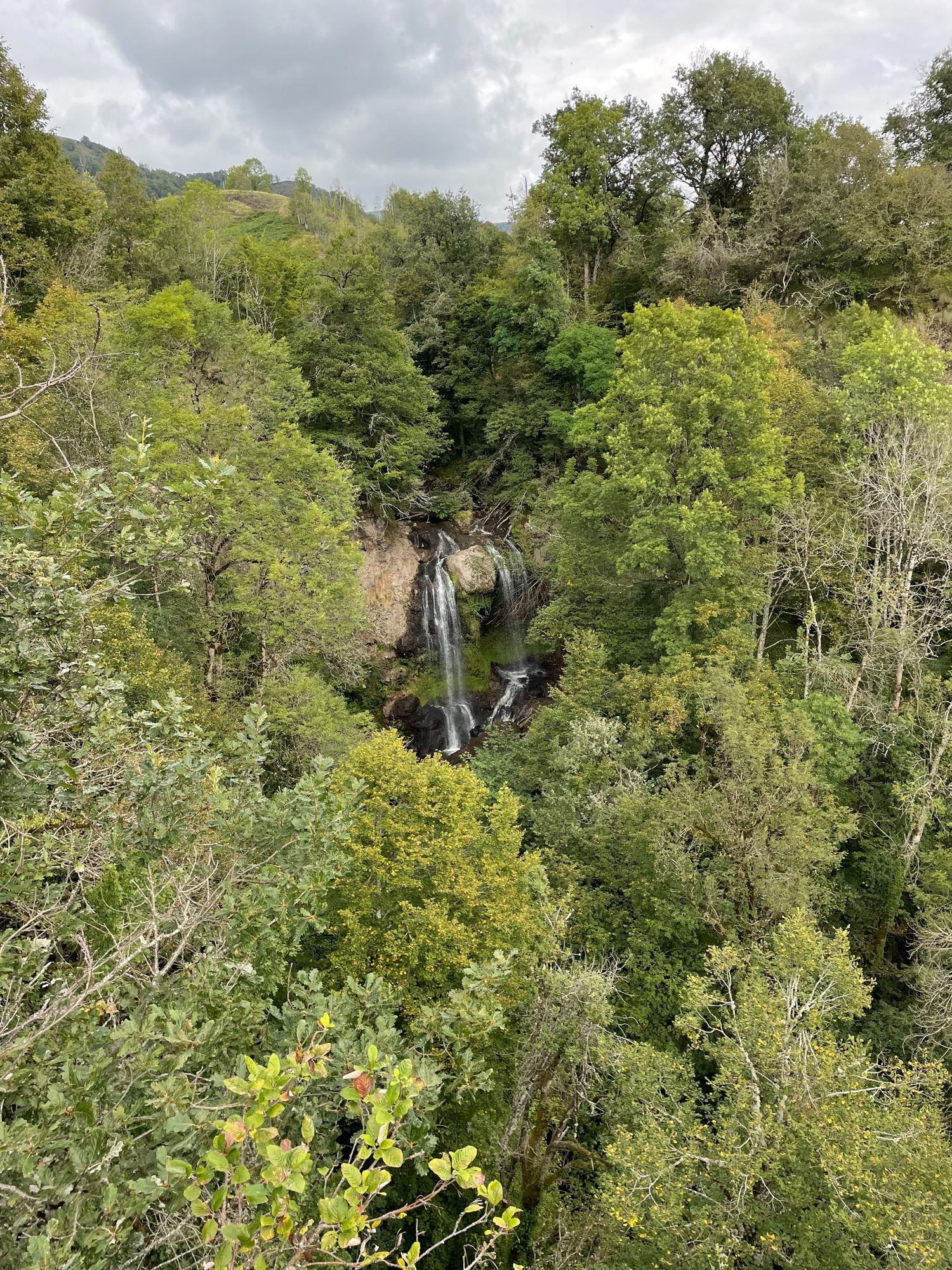 Vue sur la cascade de la Roucolle des gorges du pas de cère depuis le belvédère 