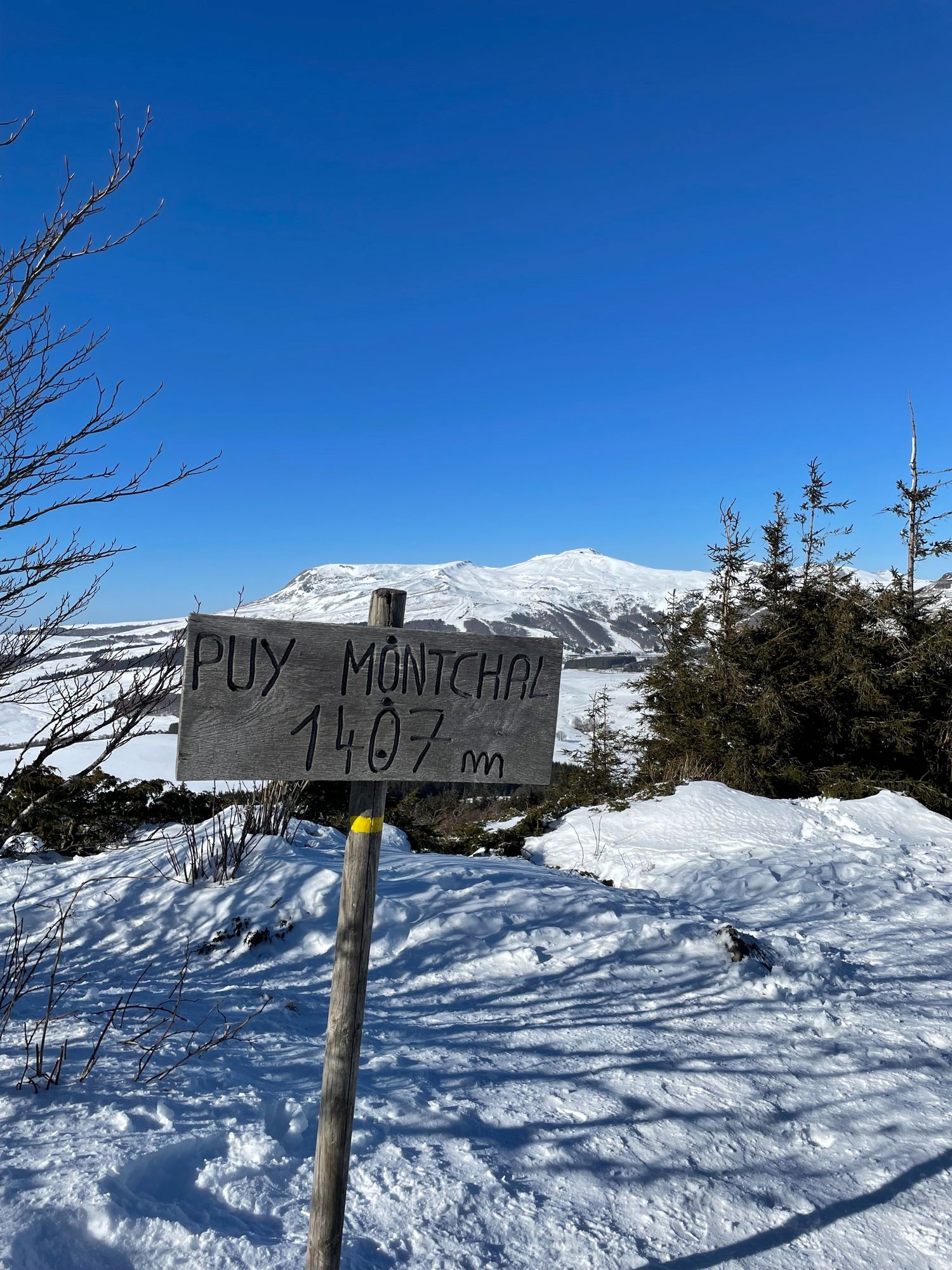 Panneau d'indication Puy Montchal à Besse
