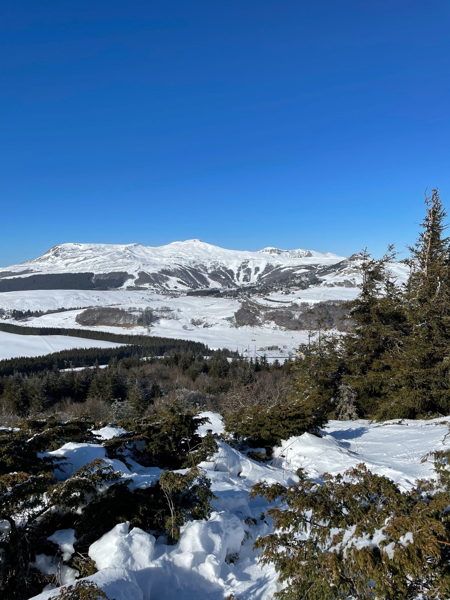 Vue du sommet du puy Montchal face à la station de Super-Besse