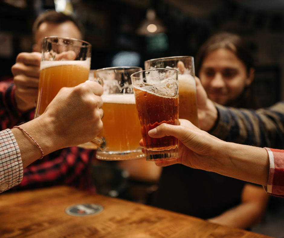 Bières entre amis dans un bar