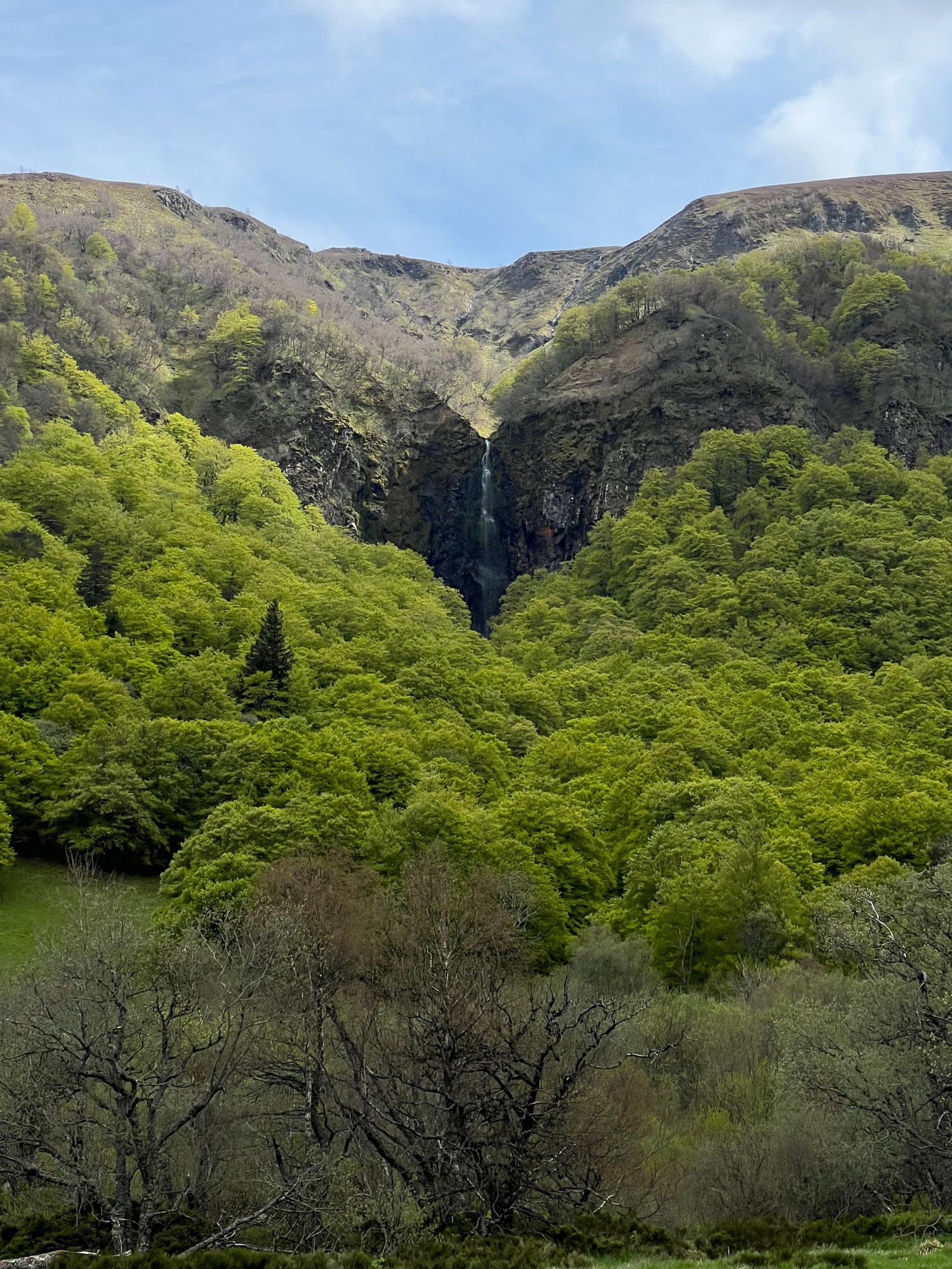 Cascade de la Biche en Auvergne depuis le coeur de la vallée de Chaudefour
