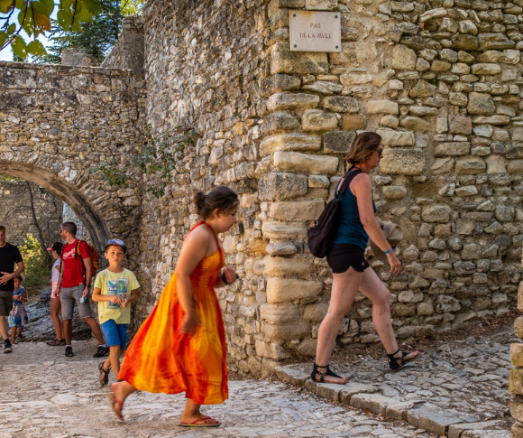 Promenade dans la cité médiévale de Vaison-la-Romaine