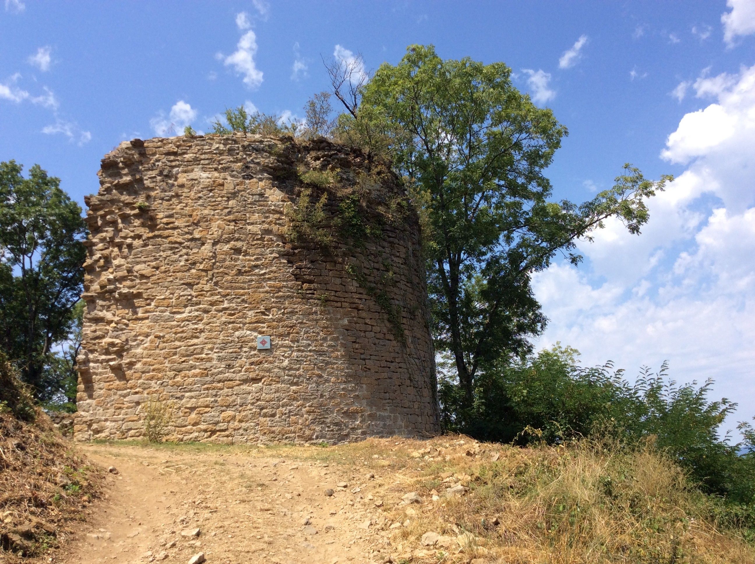 Les vestiges du château de Saint Germain dans la vallée de l'Albarine (Bugey) dans l'Ain