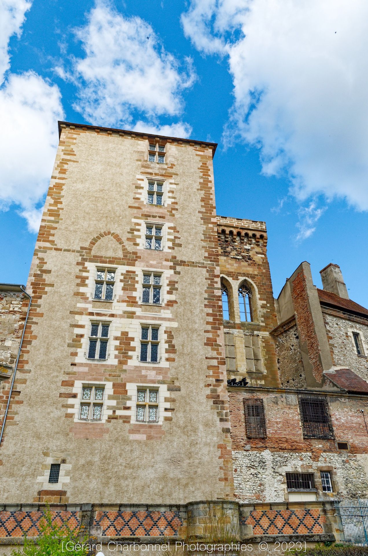 Château ducal et donjon dit la "Mal Coiffée" - Photographie réalisée le 17 septembre 2023