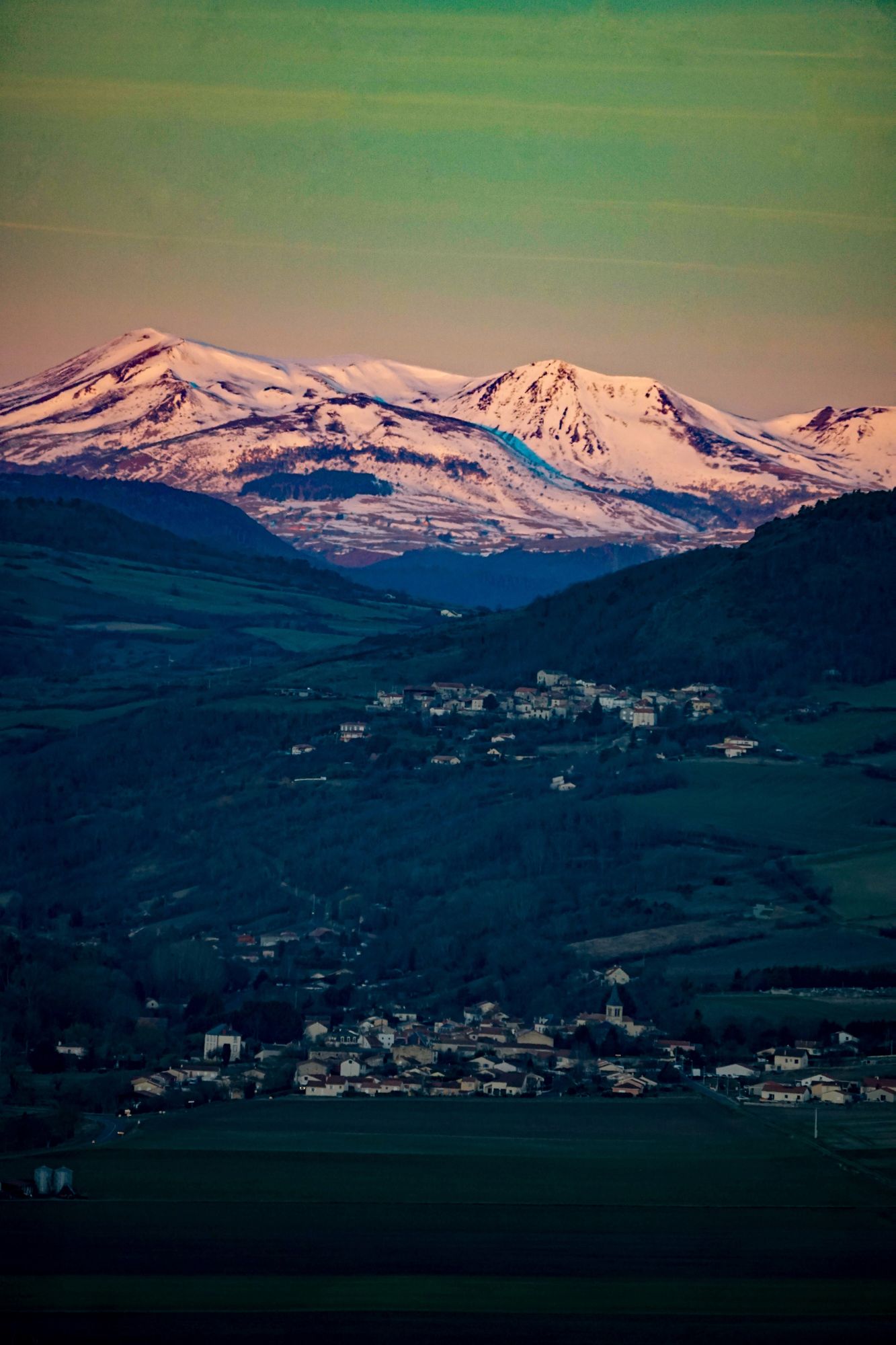 Vue sur le Massif du Sancy et le village de Perrier