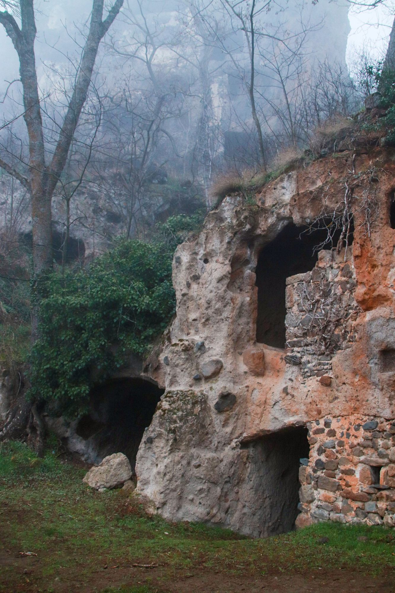Le site des grottes troglodytes de Perrier dans le Puy-de-Dôme 