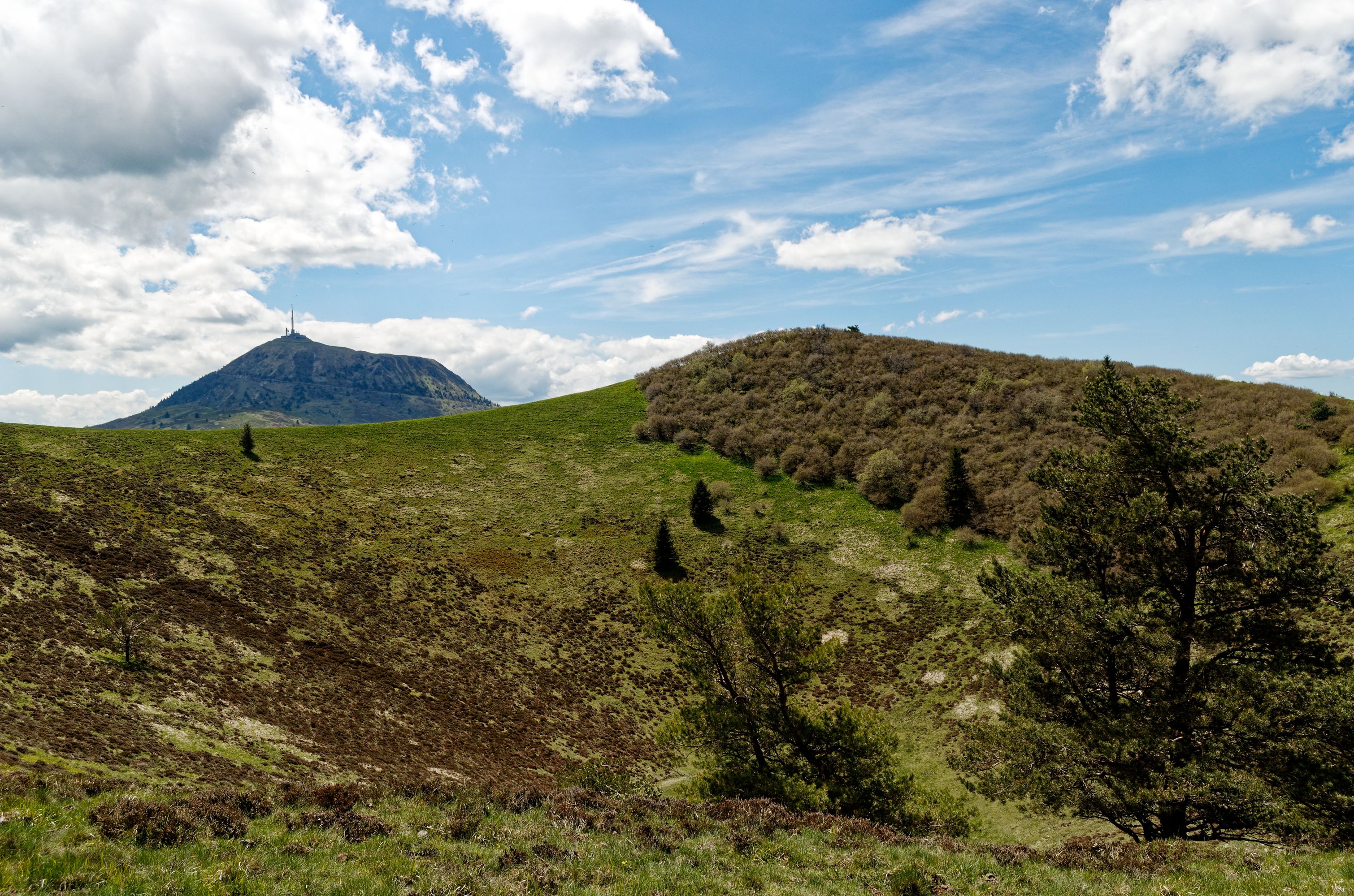 Le cratère du Pariou avec le sommet du puy de Dôme