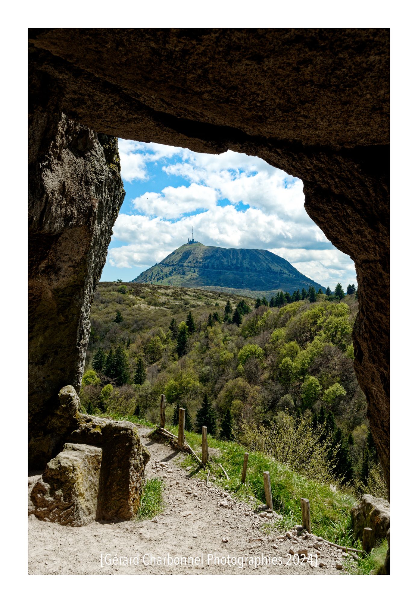 Le puy de Dôme depuis les grottes du Cliersou